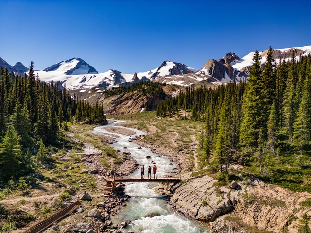 Mindfulness in the Mountains: Mistaya Lodge